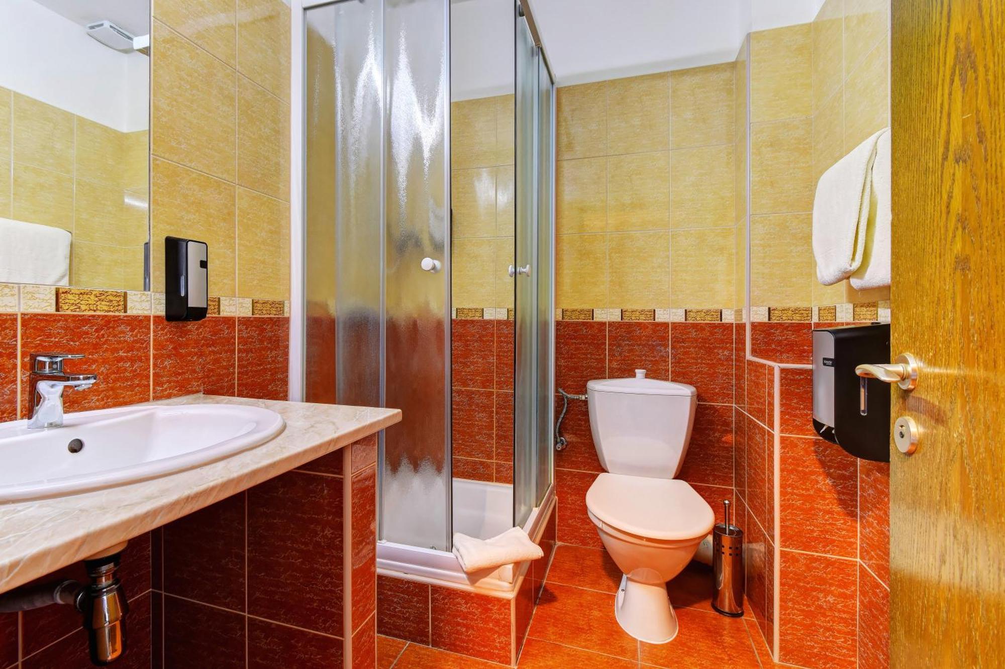 Hotel Adler Ceske Budejovice Exteriör bild