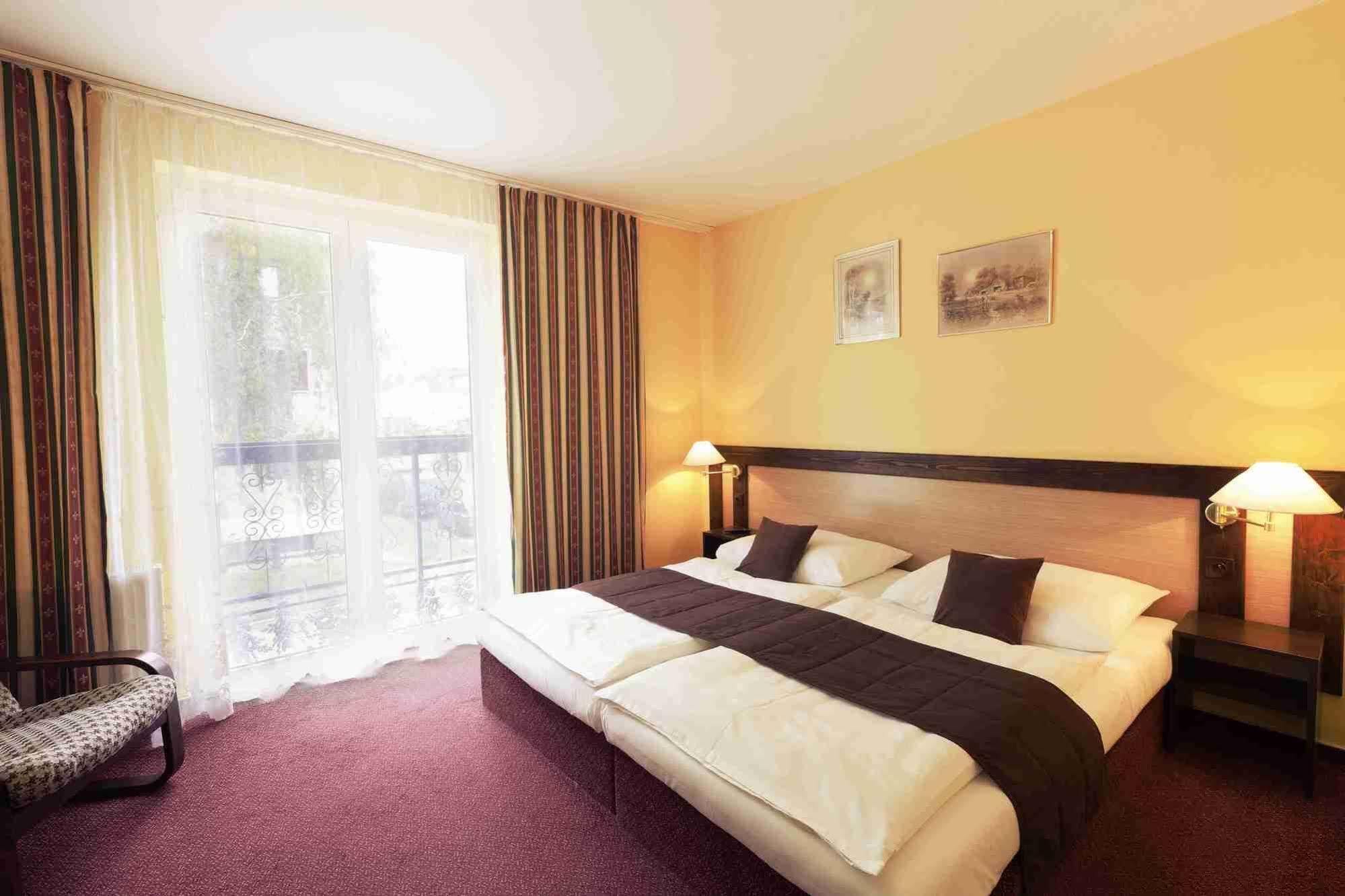 Hotel Adler Ceske Budejovice Exteriör bild