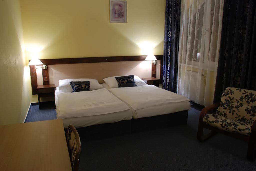 Hotel Adler Ceske Budejovice Exteriör bild