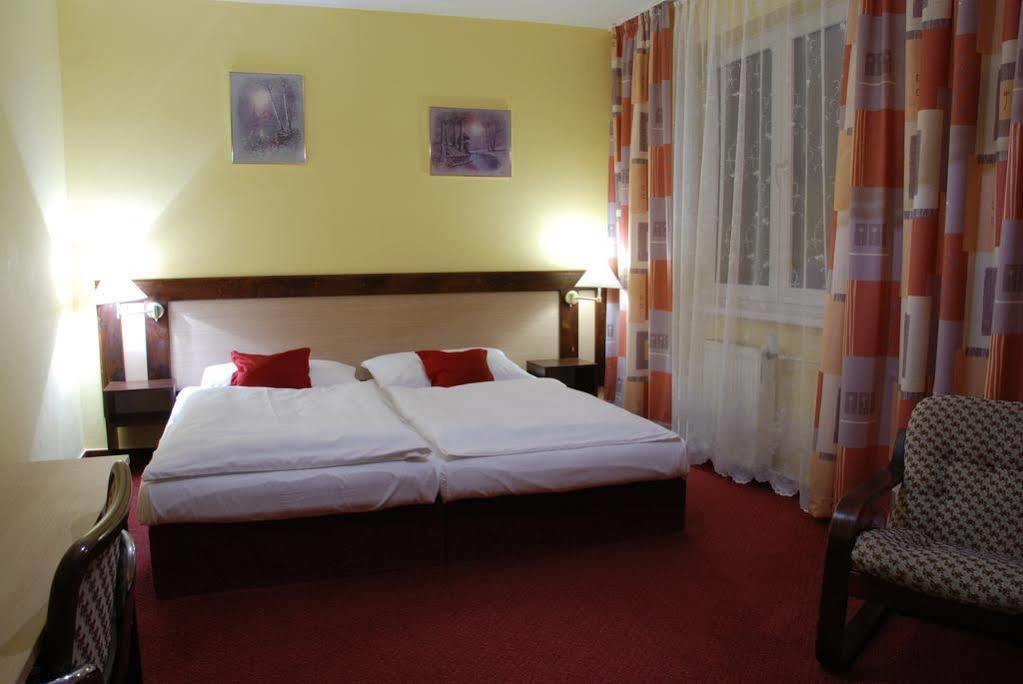 Hotel Adler Ceske Budejovice Exteriör bild