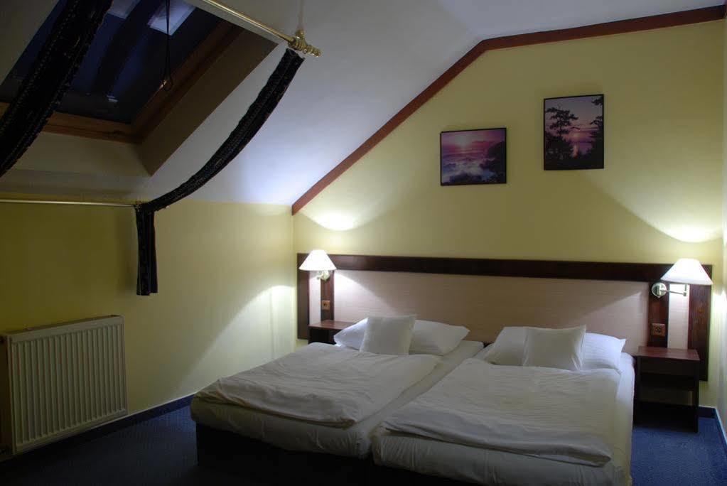 Hotel Adler Ceske Budejovice Exteriör bild