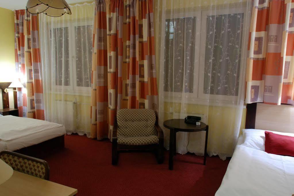 Hotel Adler Ceske Budejovice Exteriör bild