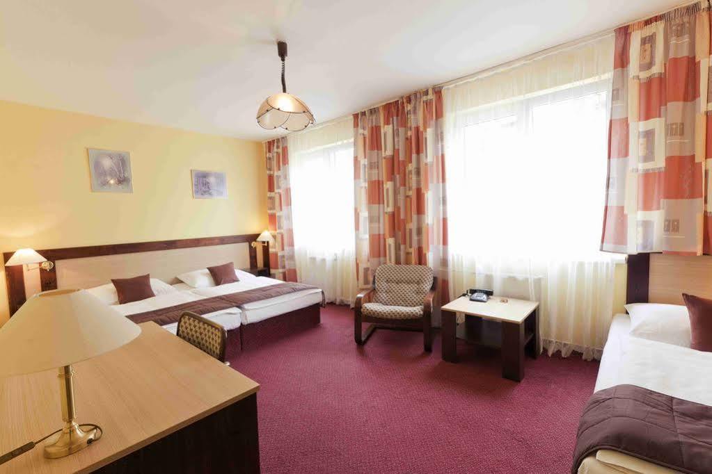 Hotel Adler Ceske Budejovice Exteriör bild