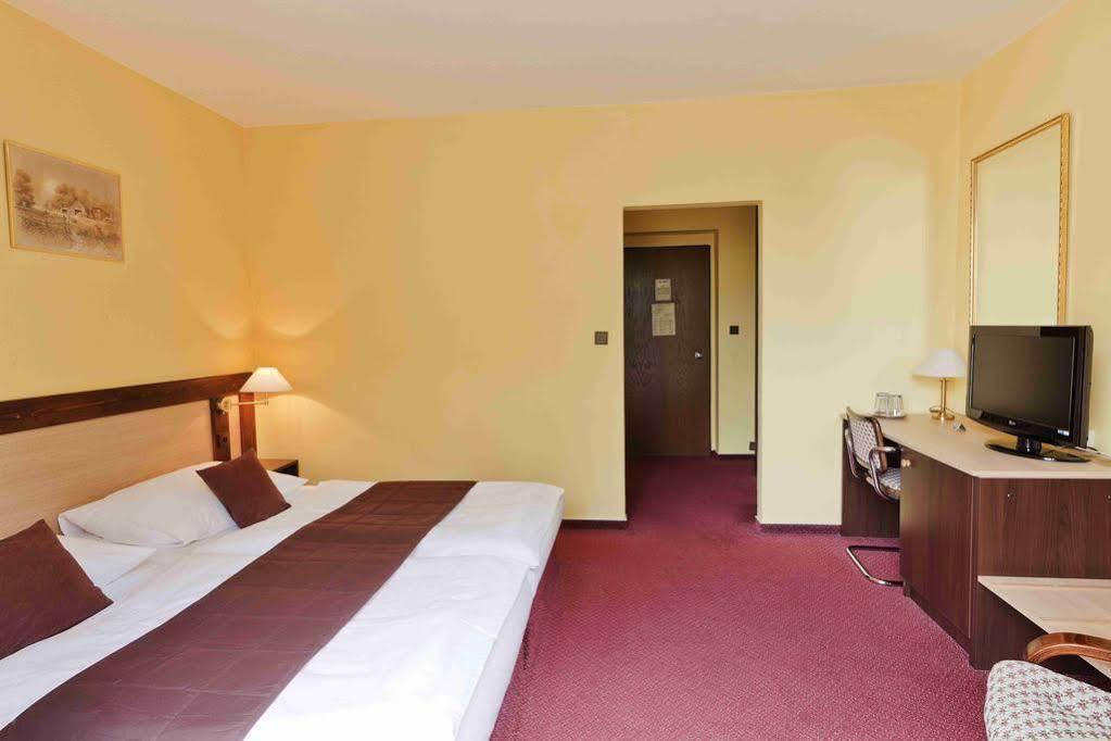 Hotel Adler Ceske Budejovice Exteriör bild