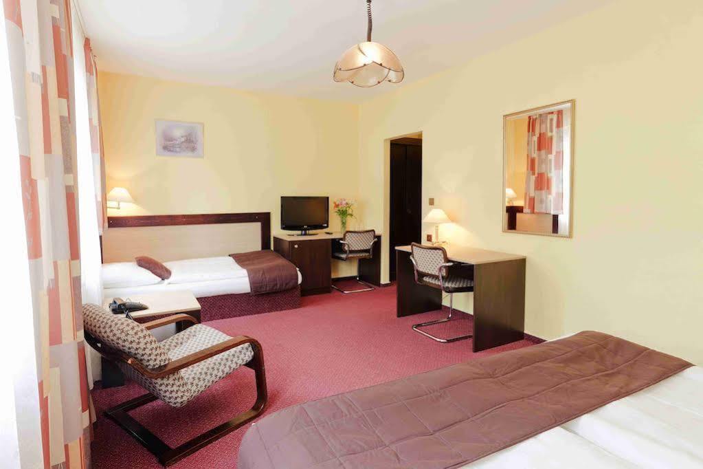 Hotel Adler Ceske Budejovice Exteriör bild