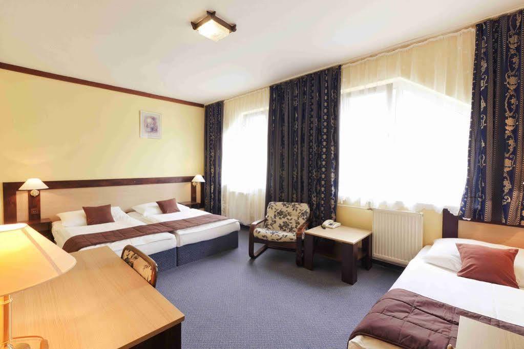 Hotel Adler Ceske Budejovice Exteriör bild