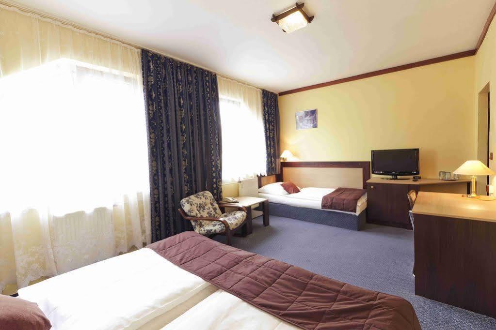 Hotel Adler Ceske Budejovice Exteriör bild