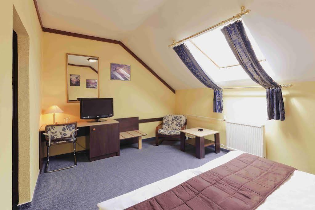 Hotel Adler Ceske Budejovice Exteriör bild